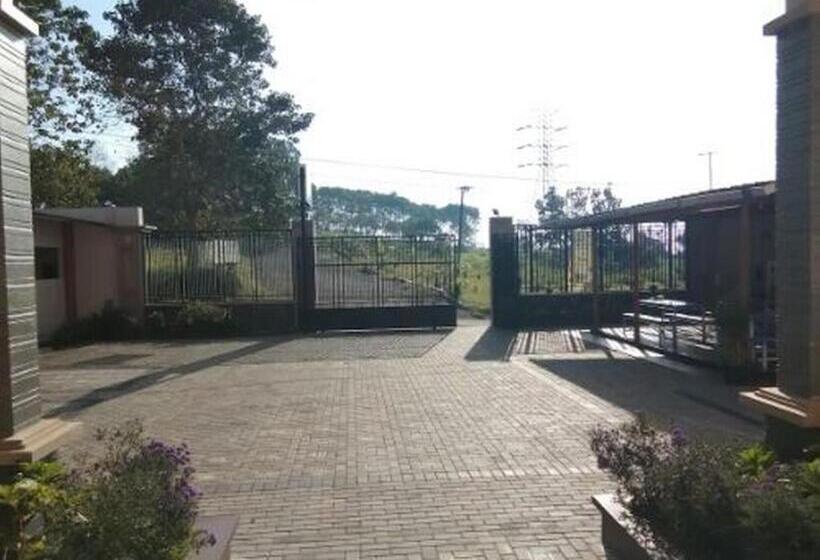 ホテル Kedai Oma Syariah Mitra Reddoorz