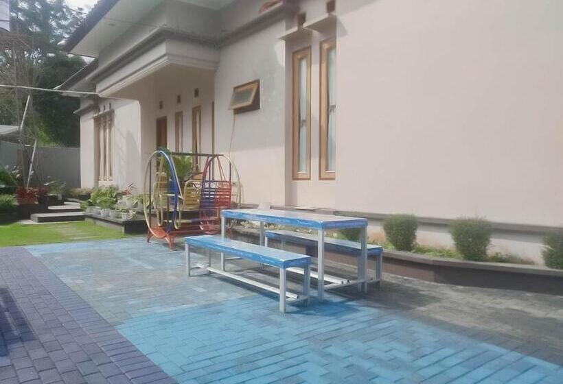 ホテル Kedai Oma Syariah Mitra Reddoorz