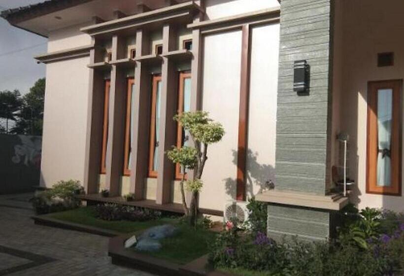 ホテル Kedai Oma Syariah Mitra Reddoorz