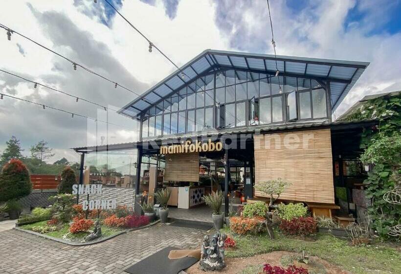 호텔 Mamifokobo Guesthouse Puncak Mitra Reddoorz
