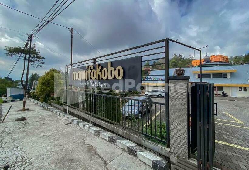 호텔 Mamifokobo Guesthouse Puncak Mitra Reddoorz
