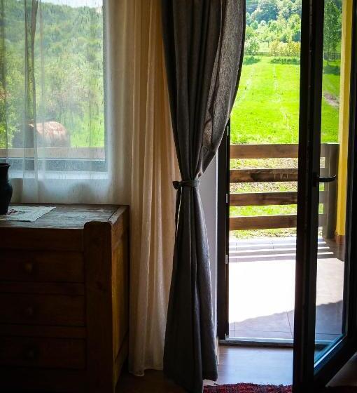 Отель Pensiunea Gradinarilor Cu Ciubăr și Stație De încărcare Electrică Auto