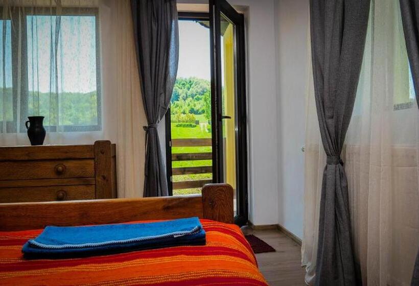 Отель Pensiunea Gradinarilor Cu Ciubăr și Stație De încărcare Electrică Auto