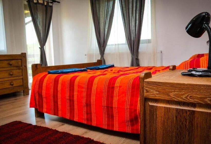 Отель Pensiunea Gradinarilor Cu Ciubăr și Stație De încărcare Electrică Auto