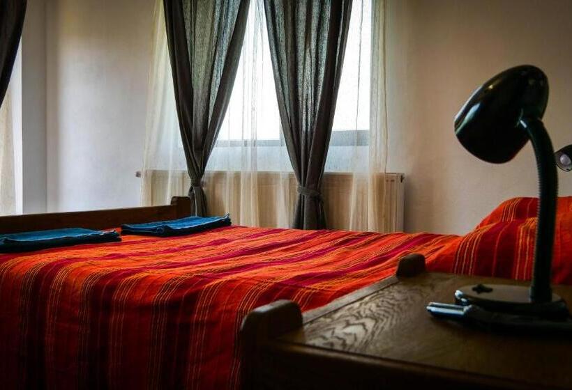 Отель Pensiunea Gradinarilor Cu Ciubăr și Stație De încărcare Electrică Auto