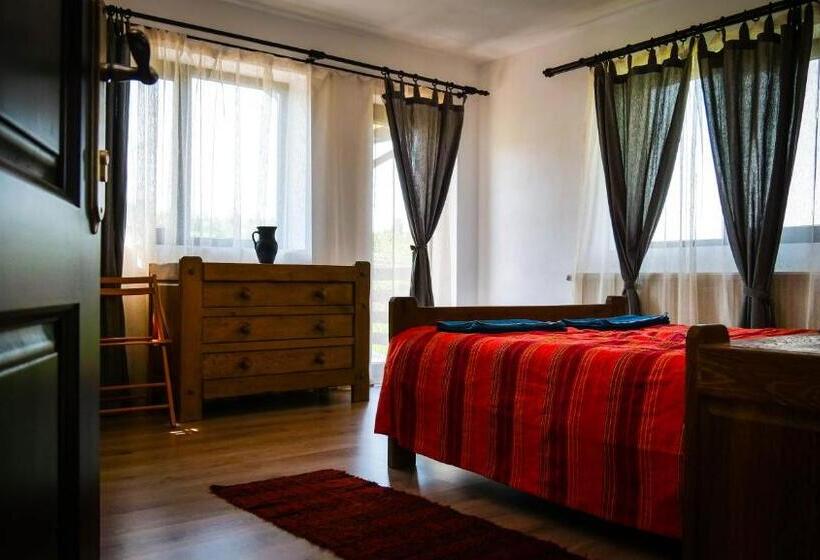 Отель Pensiunea Gradinarilor Cu Ciubăr și Stație De încărcare Electrică Auto