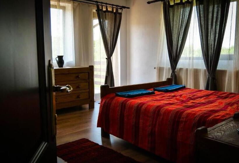 Отель Pensiunea Gradinarilor Cu Ciubăr și Stație De încărcare Electrică Auto