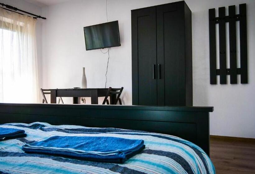 Отель Pensiunea Gradinarilor Cu Ciubăr și Stație De încărcare Electrică Auto