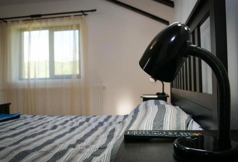 Отель Pensiunea Gradinarilor Cu Ciubăr și Stație De încărcare Electrică Auto