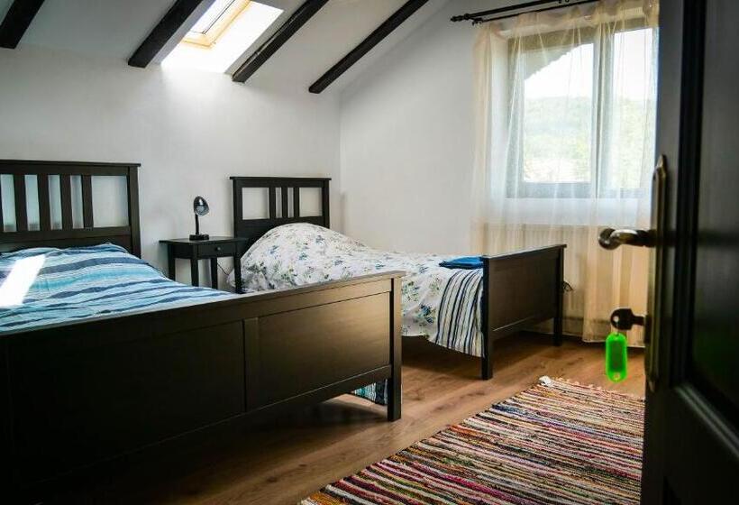 Отель Pensiunea Gradinarilor Cu Ciubăr și Stație De încărcare Electrică Auto