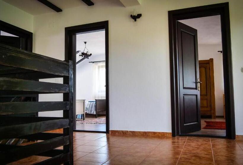 Отель Pensiunea Gradinarilor Cu Ciubăr și Stație De încărcare Electrică Auto