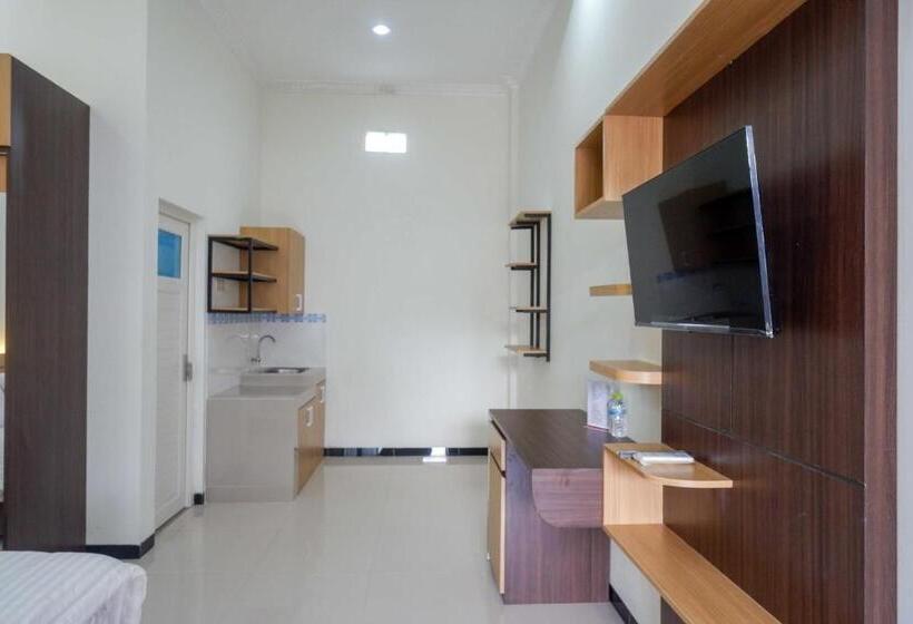 Отель Reddoorz Near Terminal Tirtonadi 2