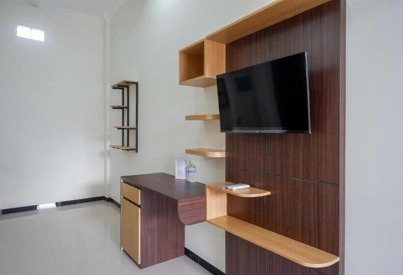 Отель Reddoorz Near Terminal Tirtonadi 2