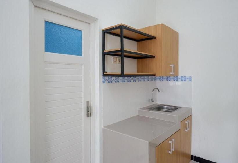 Отель Reddoorz Near Terminal Tirtonadi 2