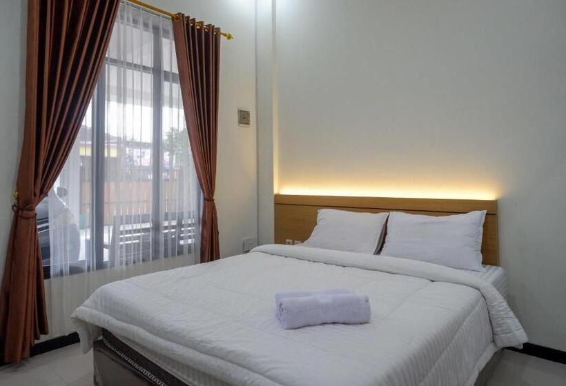 Отель Reddoorz Near Terminal Tirtonadi 2