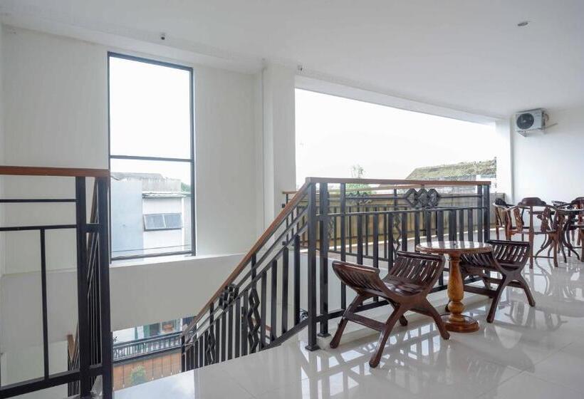 فندق Reddoorz Near Terminal Tirtonadi 2