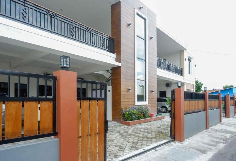 Отель Reddoorz Near Terminal Tirtonadi 2