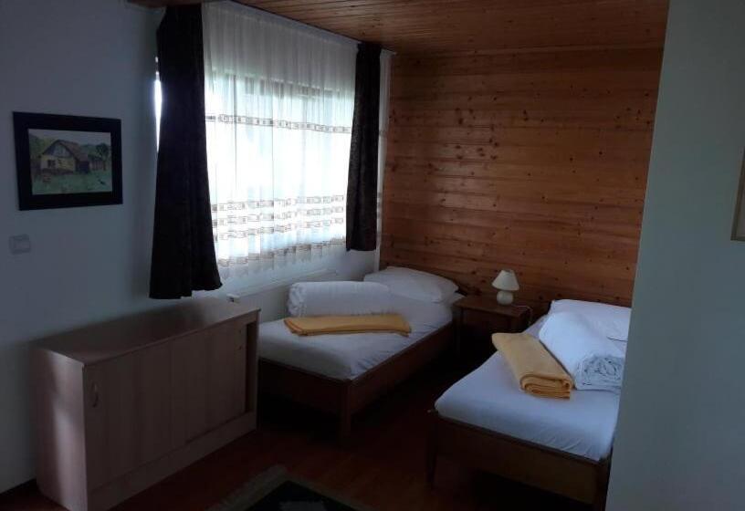 بنسيون Casa Delureni