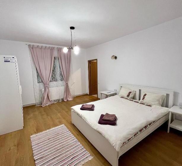 펜션 Casuta De La Munte