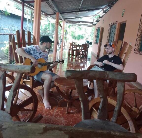 بنسيون Hostal Bullshark