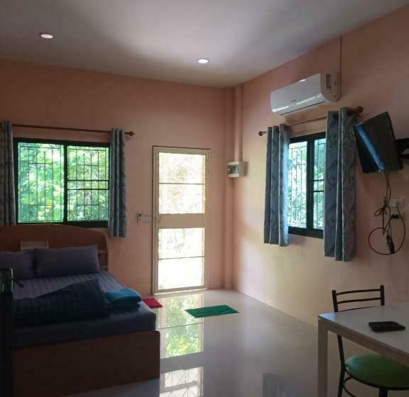 פנסיון Pornsomkit Room