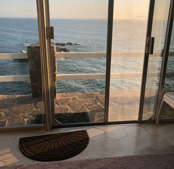 ベッドアンドブレックファースト Ocean Front Villa Sleeps 6 15  Beach Access