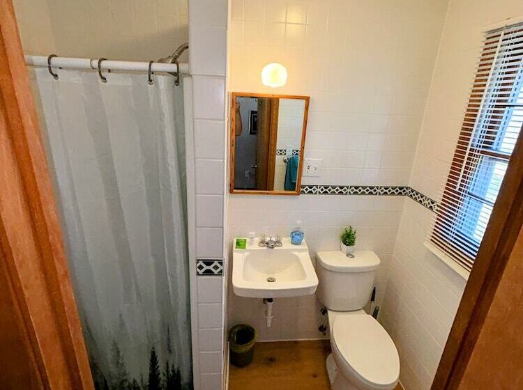 Hillcrest Inn & Motel