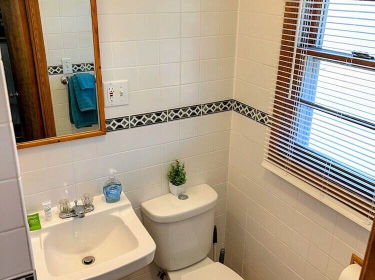 Hillcrest Inn & Motel