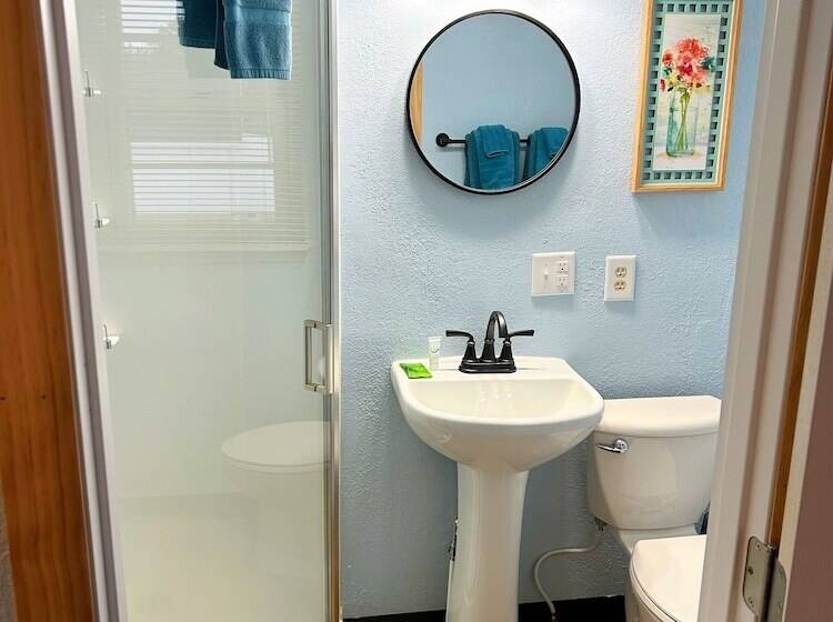 Hillcrest Inn & Motel