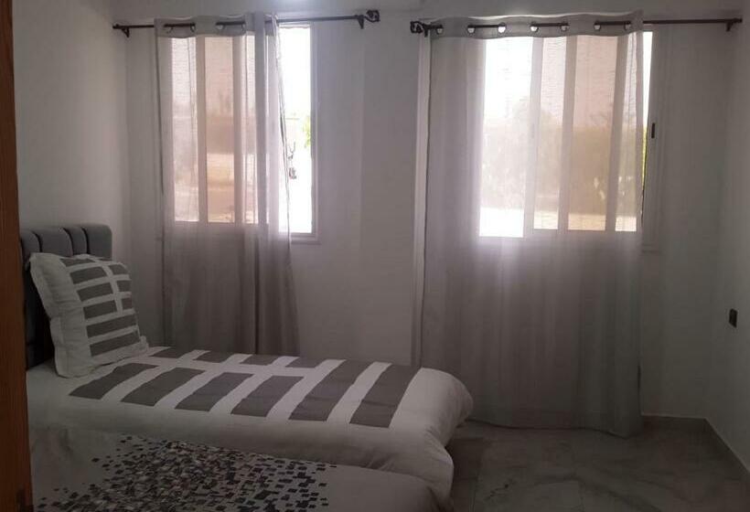 Отель Aux Deux Dauphins