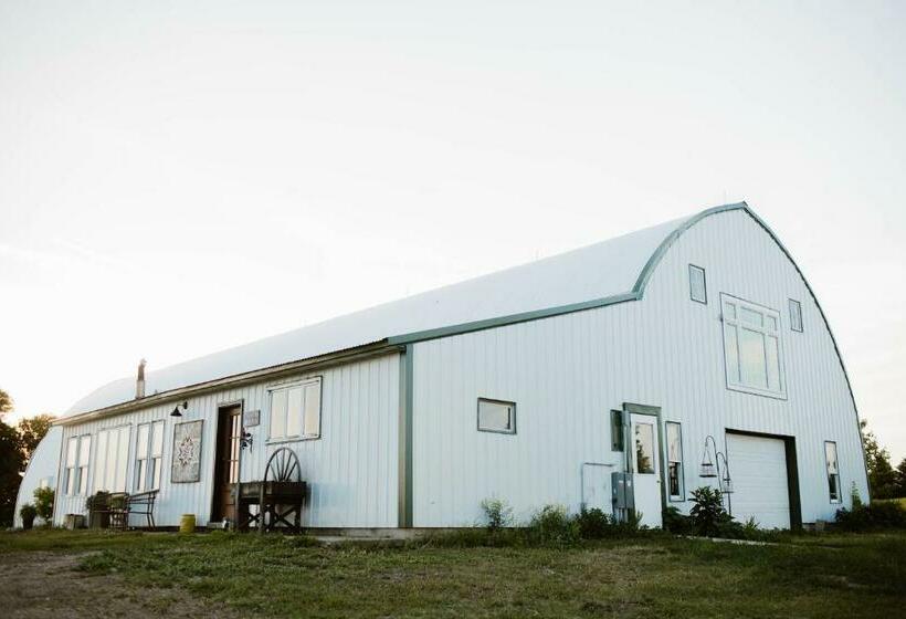 فندق Molitor Milk House Feathered Acres Learning Farm & Inn