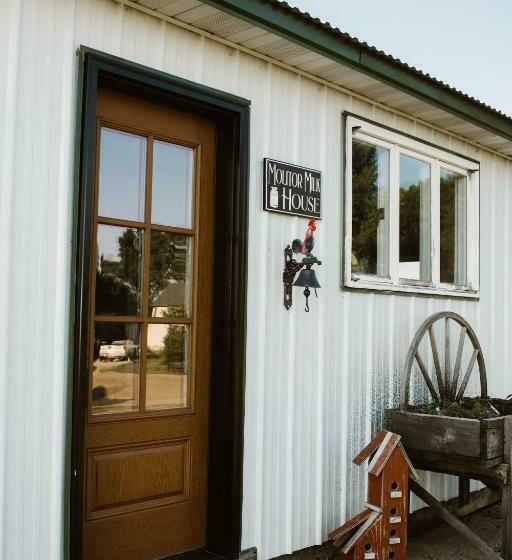 فندق Molitor Milk House  Feathered Acres Learning Farm & Inn