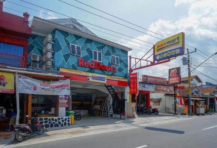 Отель Reddoorz @ Jalan Raya Baturaden 2