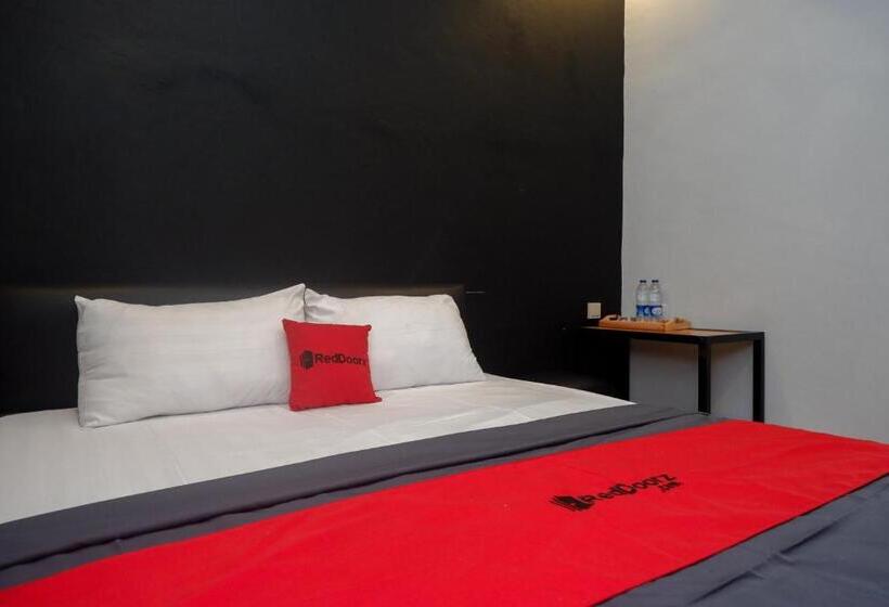 Отель Reddoorz @ Jalan Raya Baturaden 2