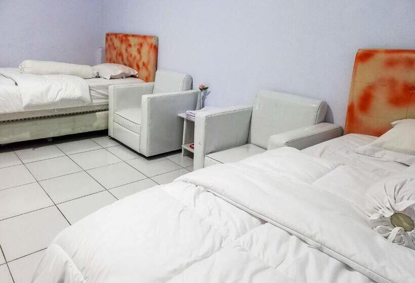 ホテル Reddoorz @ Lolak Bolaang Mongondow