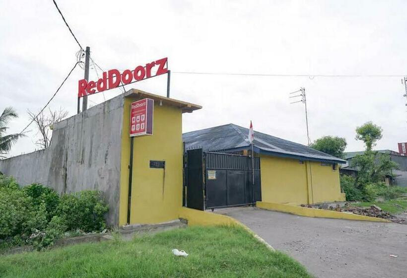 호텔 Reddoorz Near Ekowisata Mangrove Belawan