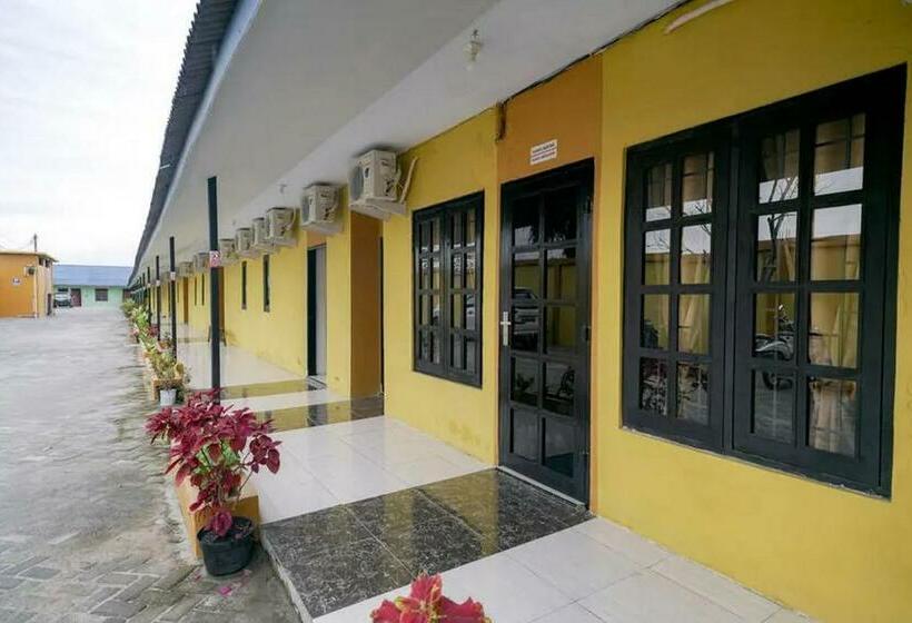 호텔 Reddoorz Near Ekowisata Mangrove Belawan