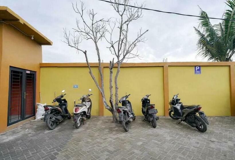 호텔 Reddoorz Near Ekowisata Mangrove Belawan