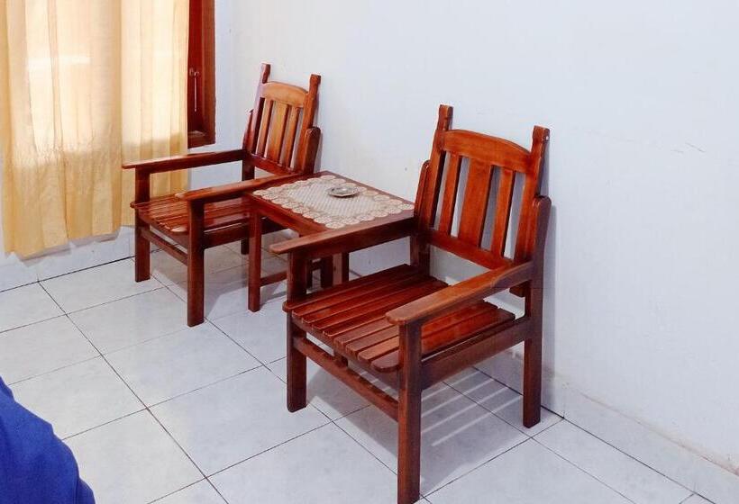 בית מלון כפרי Reddoorz Syariah @ Wisma Soponyono