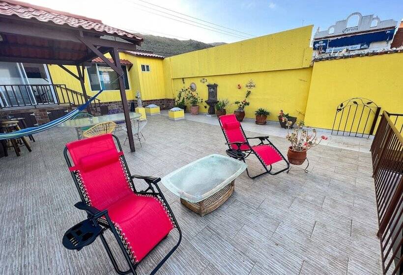 Ith Lazy Lobster Surf Hostel