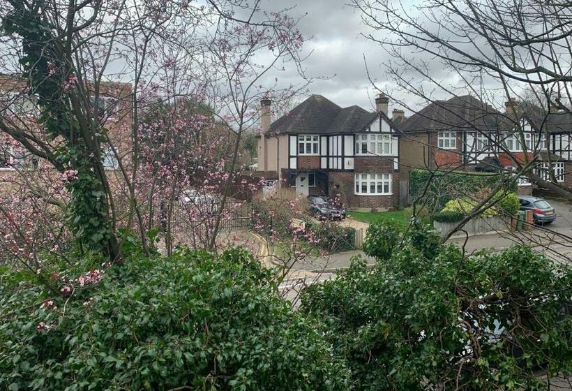 펜션 Beddington Park Lodge East