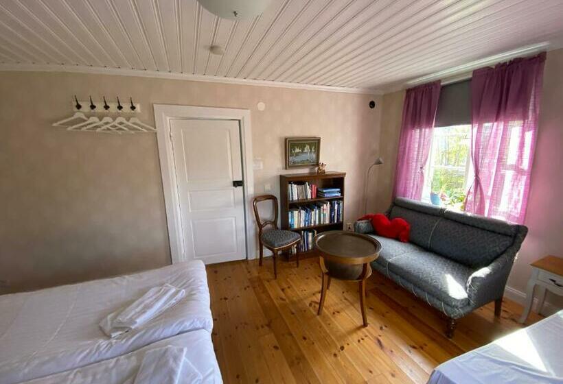 Spjutsbygds Gårds Bed And Breakfast