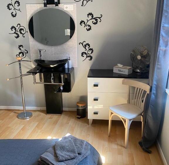 Отель Hôtel Restaurant L Escale Chez Mimi