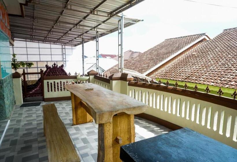 ホテル Reddoorz Syariah Near Terminal Mendolo Wonosobo 2