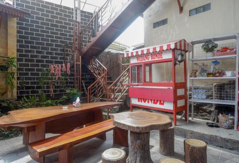 ホテル Reddoorz Syariah Near Terminal Mendolo Wonosobo 2