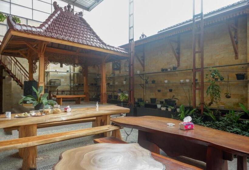 ホテル Reddoorz Syariah Near Terminal Mendolo Wonosobo 2