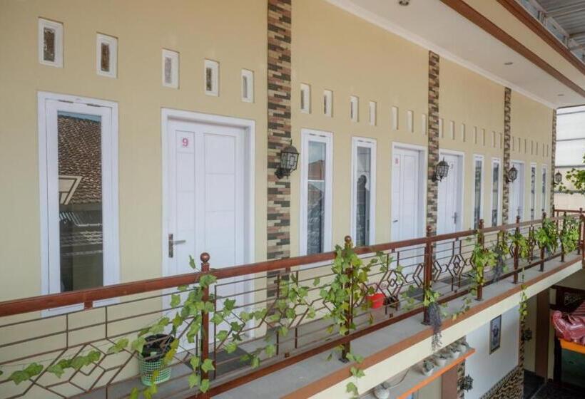 ホテル Reddoorz Syariah Near Terminal Mendolo Wonosobo 2