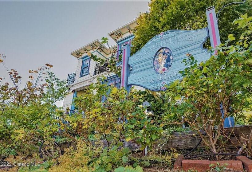 مبيت وإفطار Clementine S Guest House & Vacation Rentals