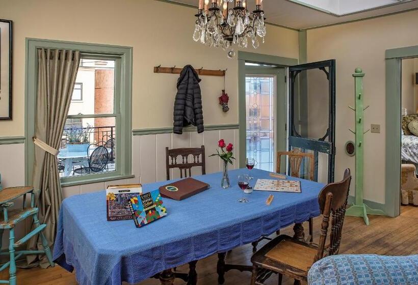 مبيت وإفطار Clementine S Guest House & Vacation Rentals
