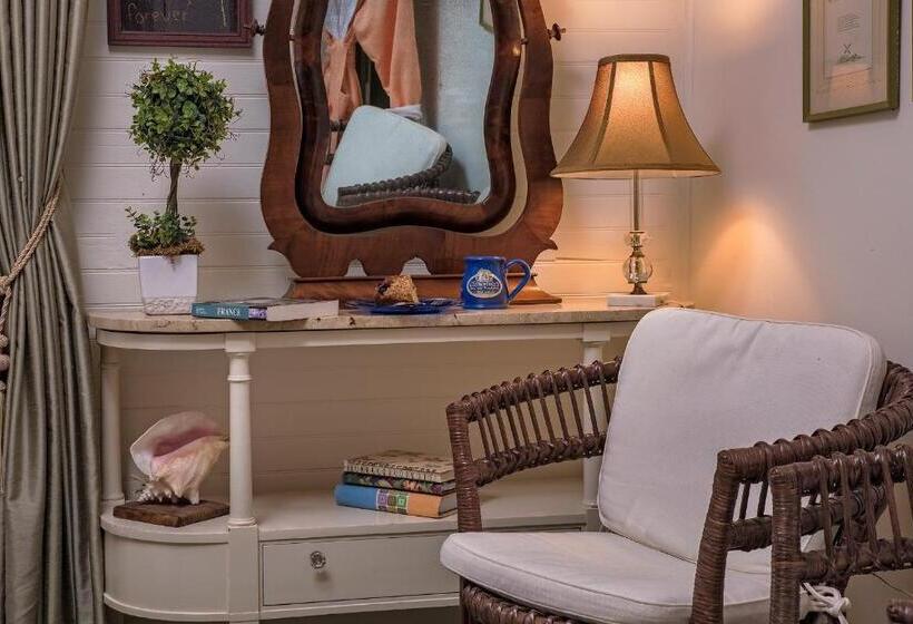 مبيت وإفطار Clementine S Guest House & Vacation Rentals